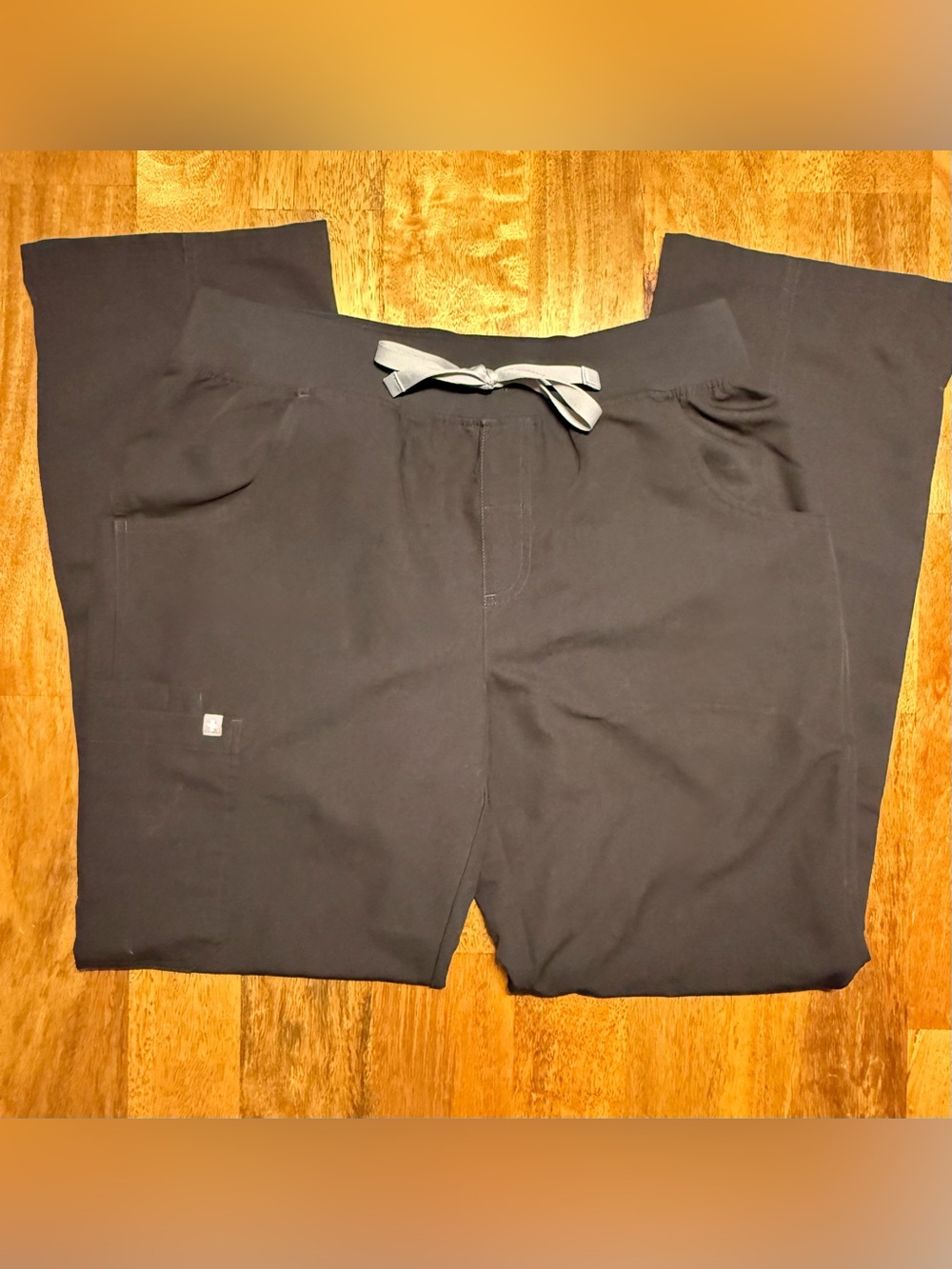 Black FIGS Kade Cargo Style Scrub Pants, size Medium